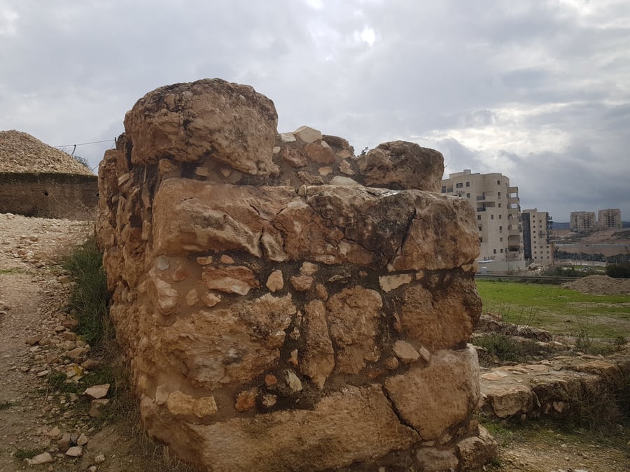 חומות העיר העתיקה מזמן יהושע בין נון 'תֵּל יַרְמוּת' בסמיכות לשכונות בית שמש החדשות