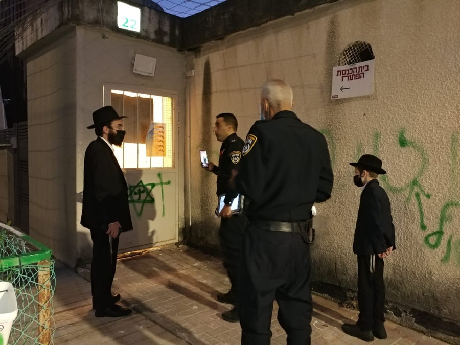 הרב בפתח בית הכנסת עם שוטרים