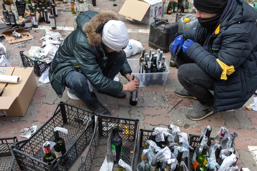 אזרחים מכינים בקבוקי תבערה