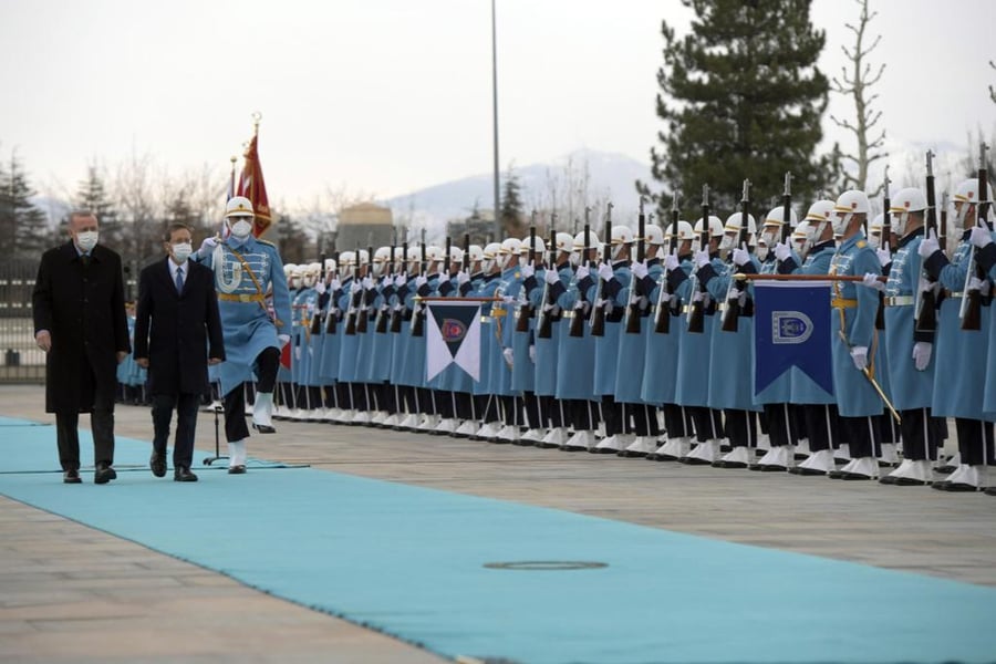 בארמון המלוכה: הנשיא יצחק הרצוג בקבלת פנים בטורקיה