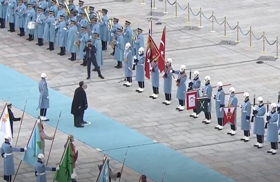 בארמון המלוכה: הנשיא יצחק הרצוג בקבלת פנים בטורקיה