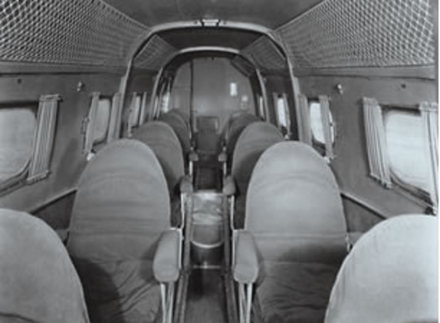 מטוס נוסעים קטן מדגם 'בואינג 247'