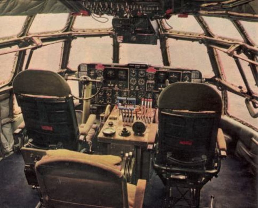 תא הטייס המרווח של 'בואינג 377'