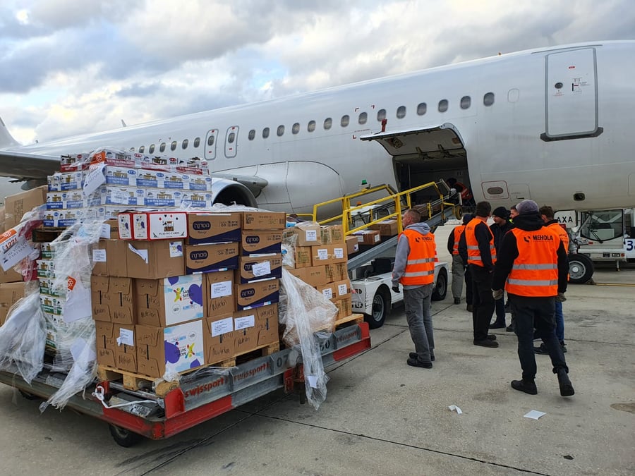 מעמיסים מזון וציוד למטוס למולדובה