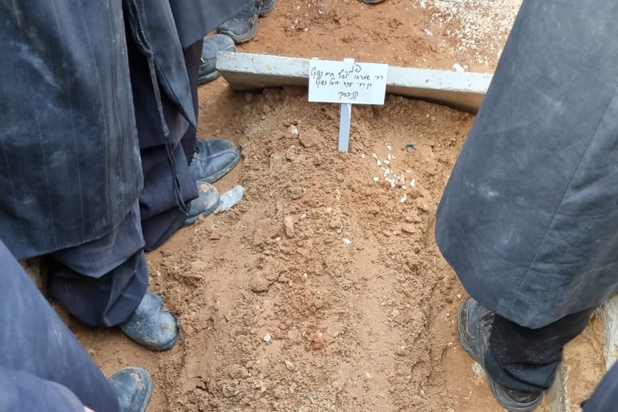 רגבי העפר הטריים על קברו של מרן הגר"ח זצ"ל