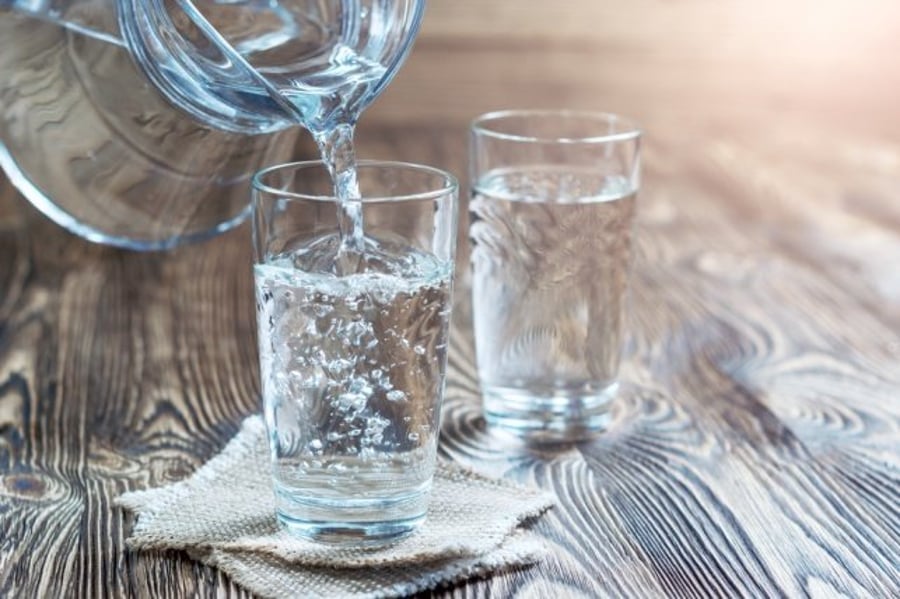 כמה כוסות צריך לשתות ביום? שתיית מים. אילוסטרציה
