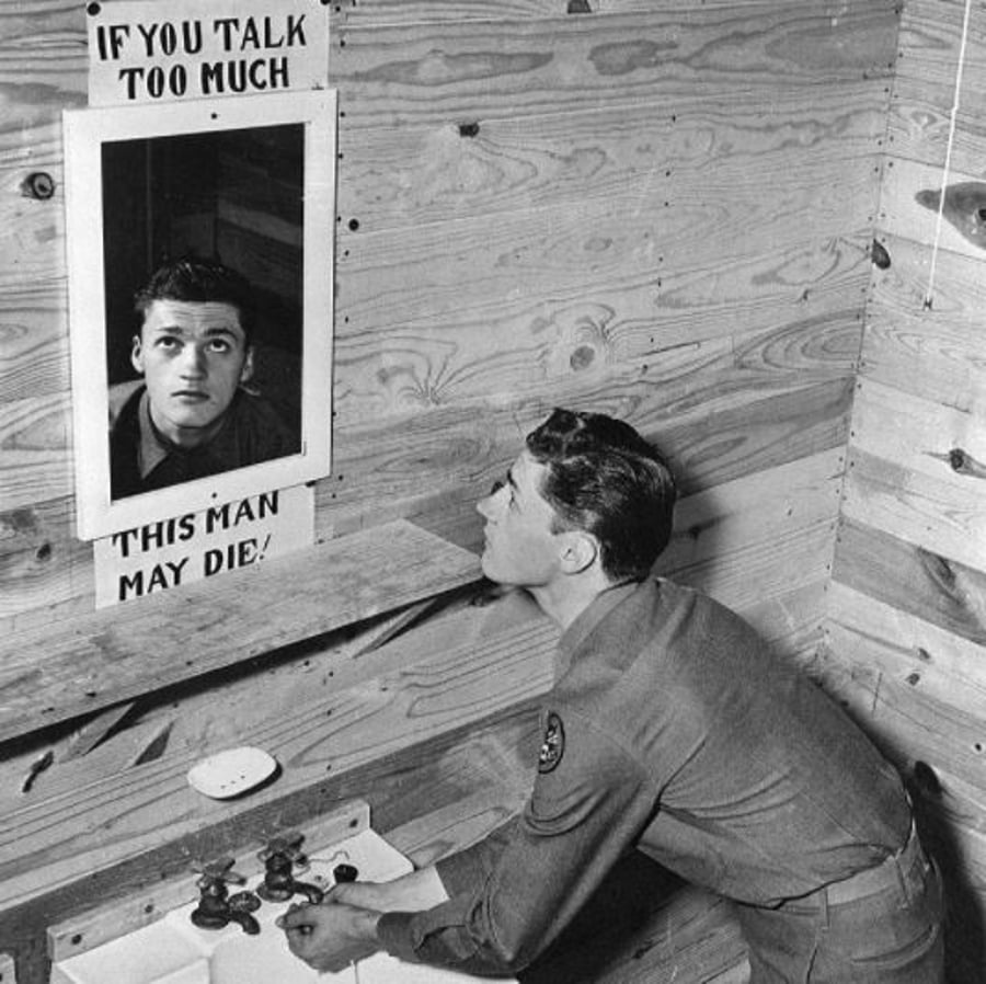 ראי בחדר השירותים של מחנה 'הוד' בטקסס, 1943