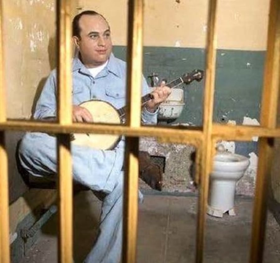 אל קפונה חוגג בתא המעצר שלו (ארה''ב, שנות ה-30)
