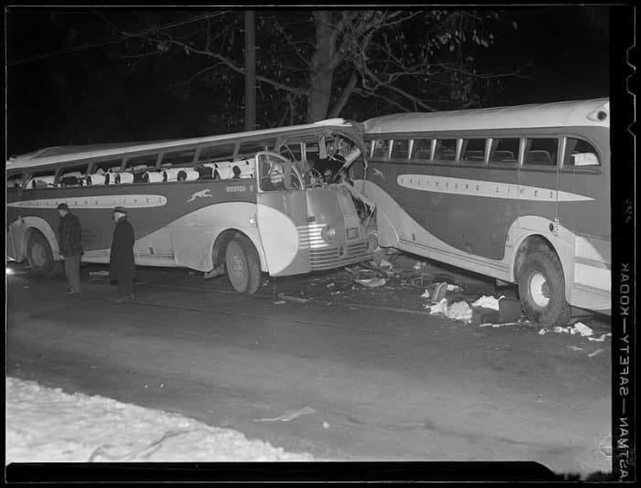 תאונה בין שני אוטובוסים