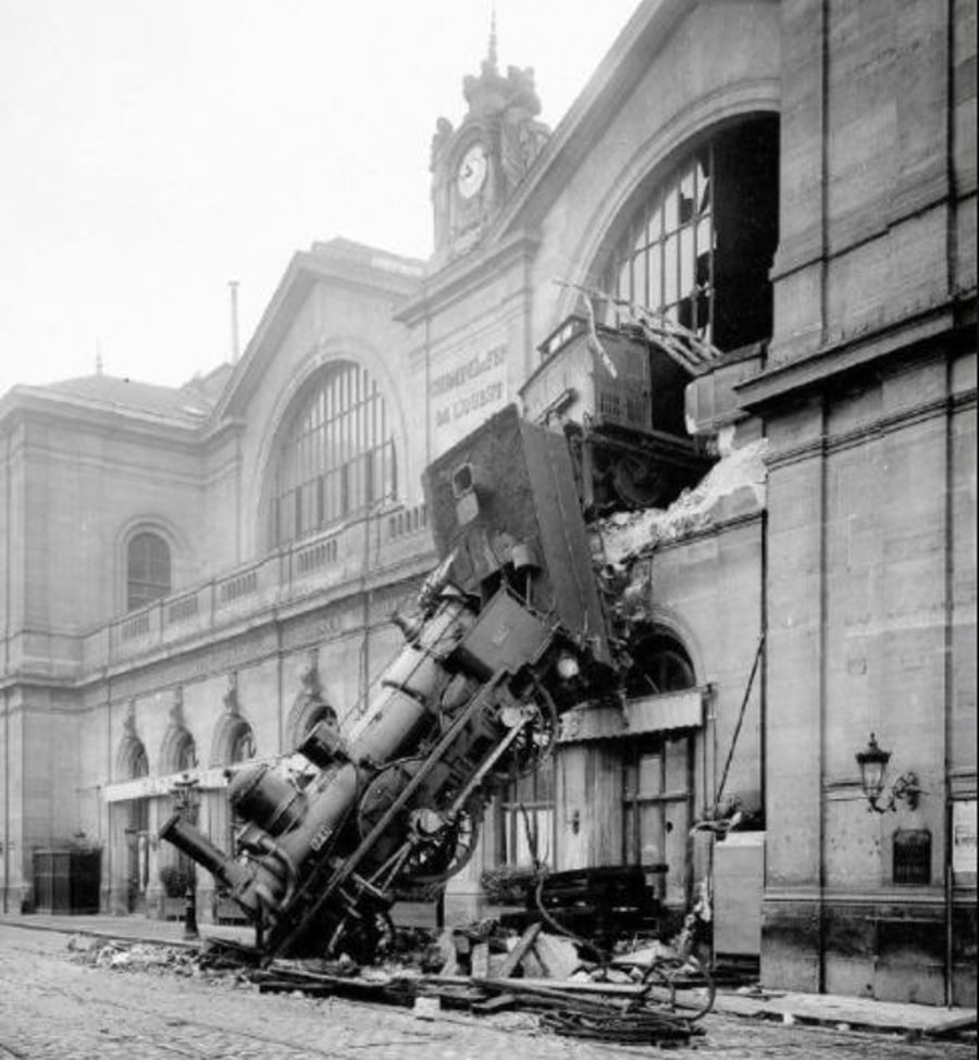 רכבת שסטתה מהרציף בתחנת מונפראנס שבפריז, 1895