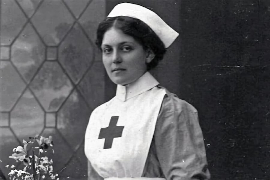 ויולט ג'יסופ במדי אחות בשנת 1915