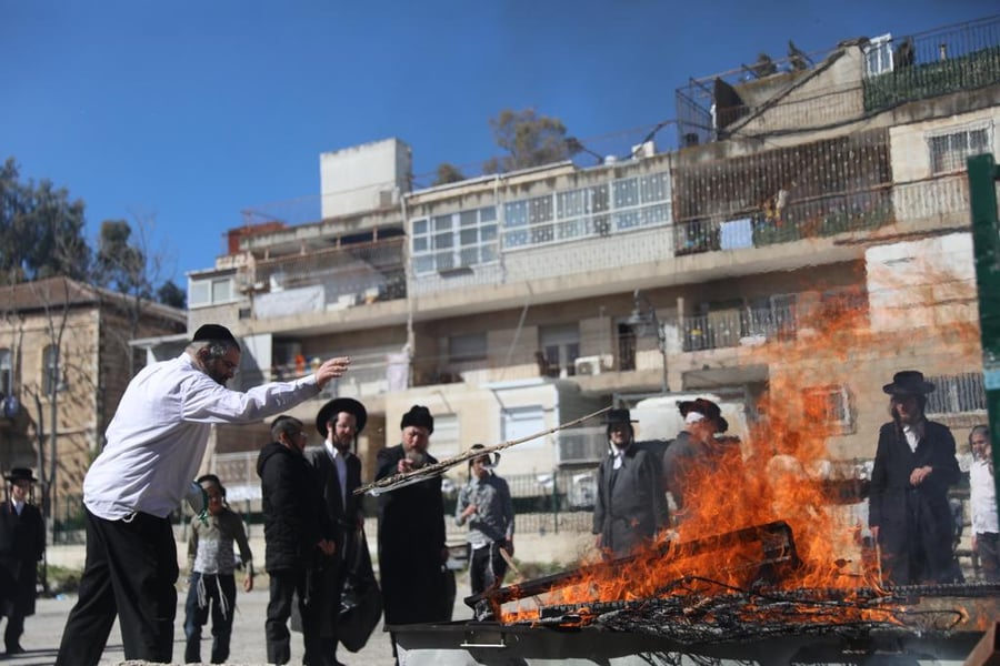 גלריה: שריפת החמץ בשכונת מאה שערים