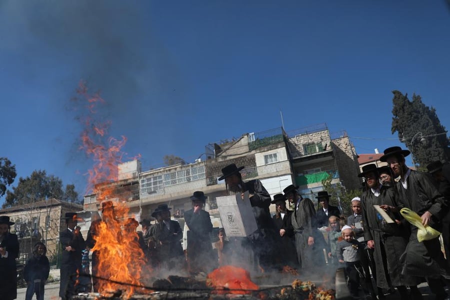 גלריה: שריפת החמץ בשכונת מאה שערים