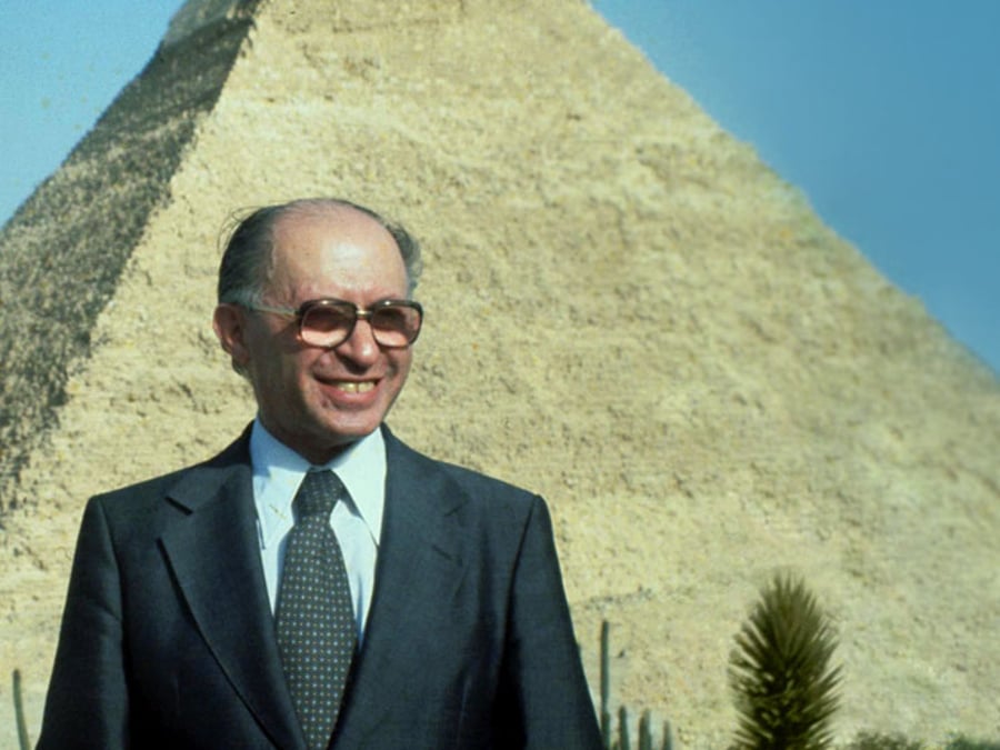 ראש הממשלה לשעבר מנחם בגין בביקור בפירמידות לאחר הסכם השלום עם מצרים