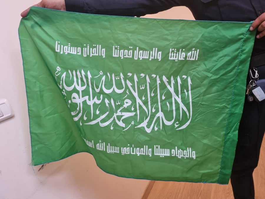 שלושה שהחזיקו בדגלי חמאס נעצרו בבירה