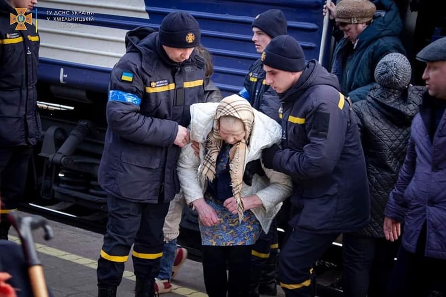 פינוי פצועים מתחנ רכבת באוקראינה, ארכיון