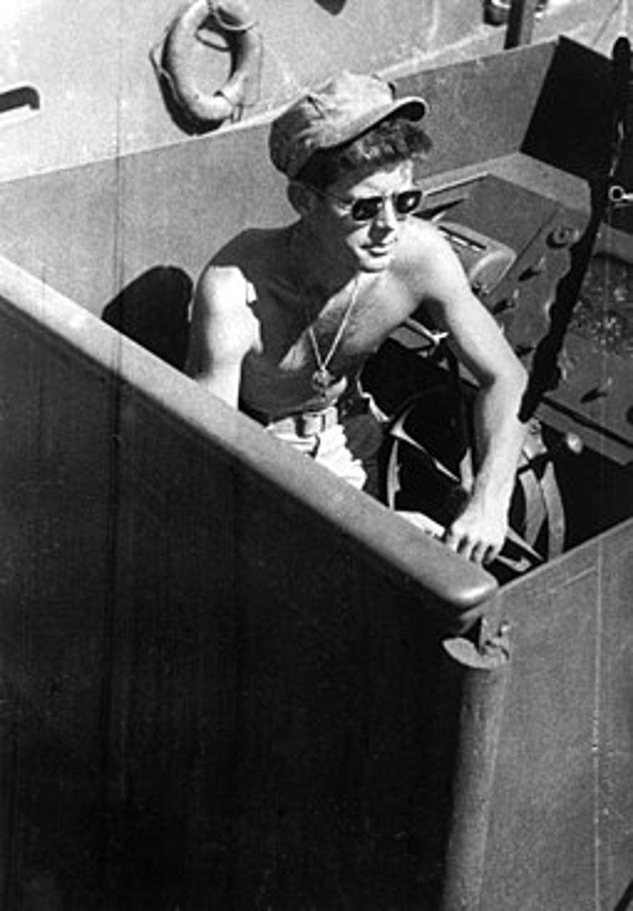 קנדי במלחמת העולם השנייה על סיפון ספינת הטורפדו עליה פיקד
