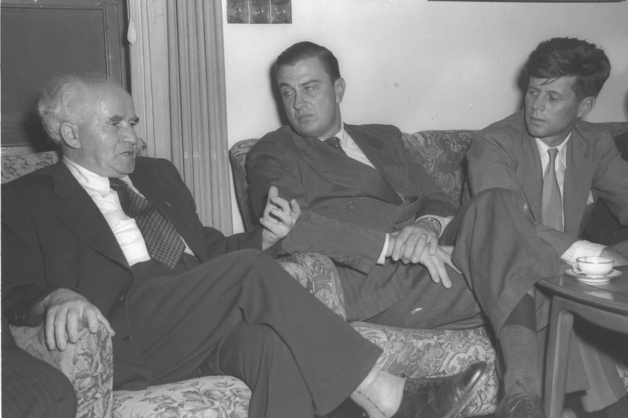 קנדי כסנאטור (מימין) עם ראש הממשלה בן גוריון