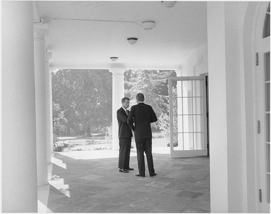 האחים קנדי: הנשיא ג'ון לצד שר המשפטים בובי