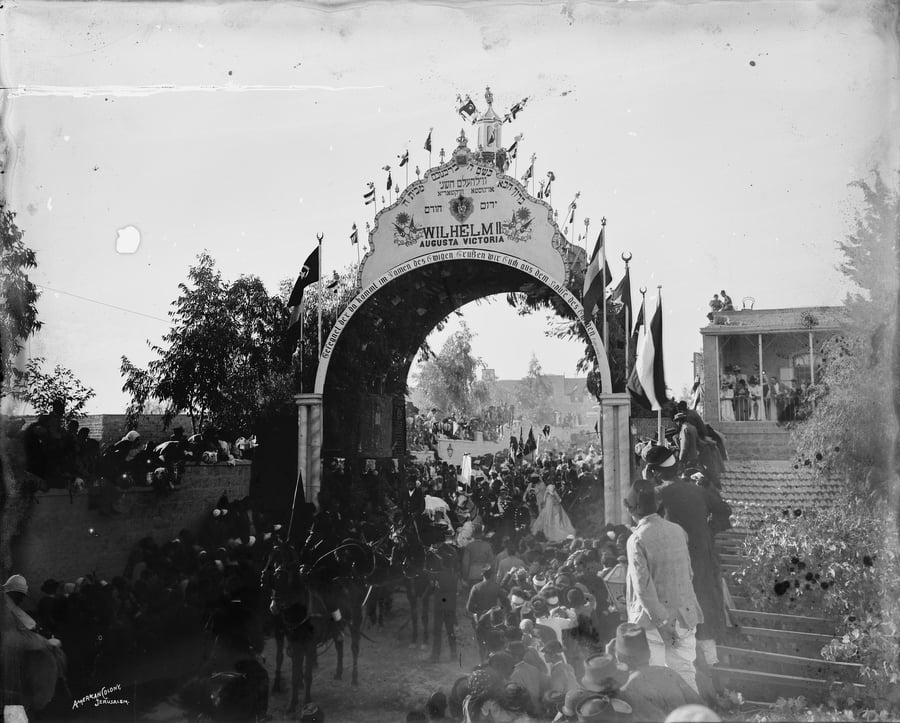 קיסר גרמניה וילהלם השני עובר בשער שהקימו לכבודו יהודי ירושלים, 1898
