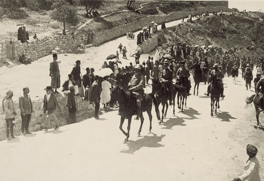מפקד בצבא אוסטרו-הונגריה מבקר בירושלים עם חייליו בתקופת מלחה"ע הראשונה, 1916