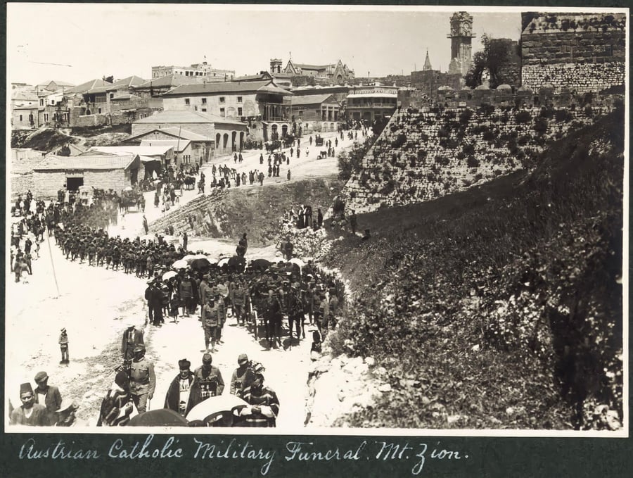 חיילים אוסטריים עורכים הלוויה למרגלות הר ציון לחיילים קתולים שמתו במלחה"ע, 1916