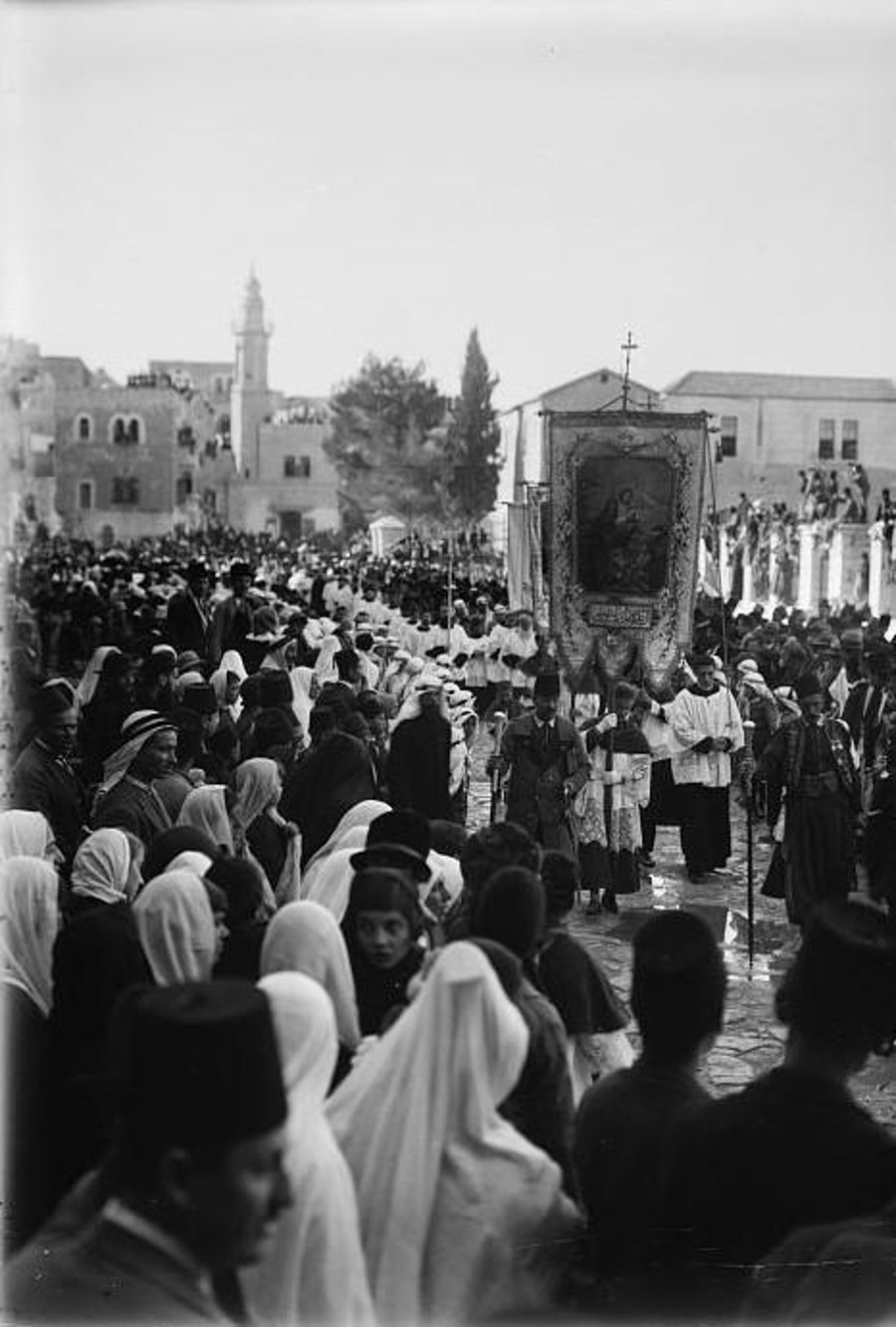 להבדיל, מצעד נוצרי בעיר בית לחם, בסביבות 1900