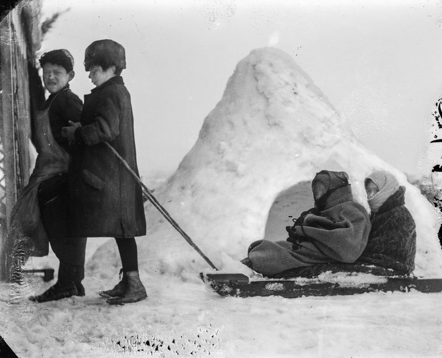 ילדי ירושלים משחקים בשלג, 1921