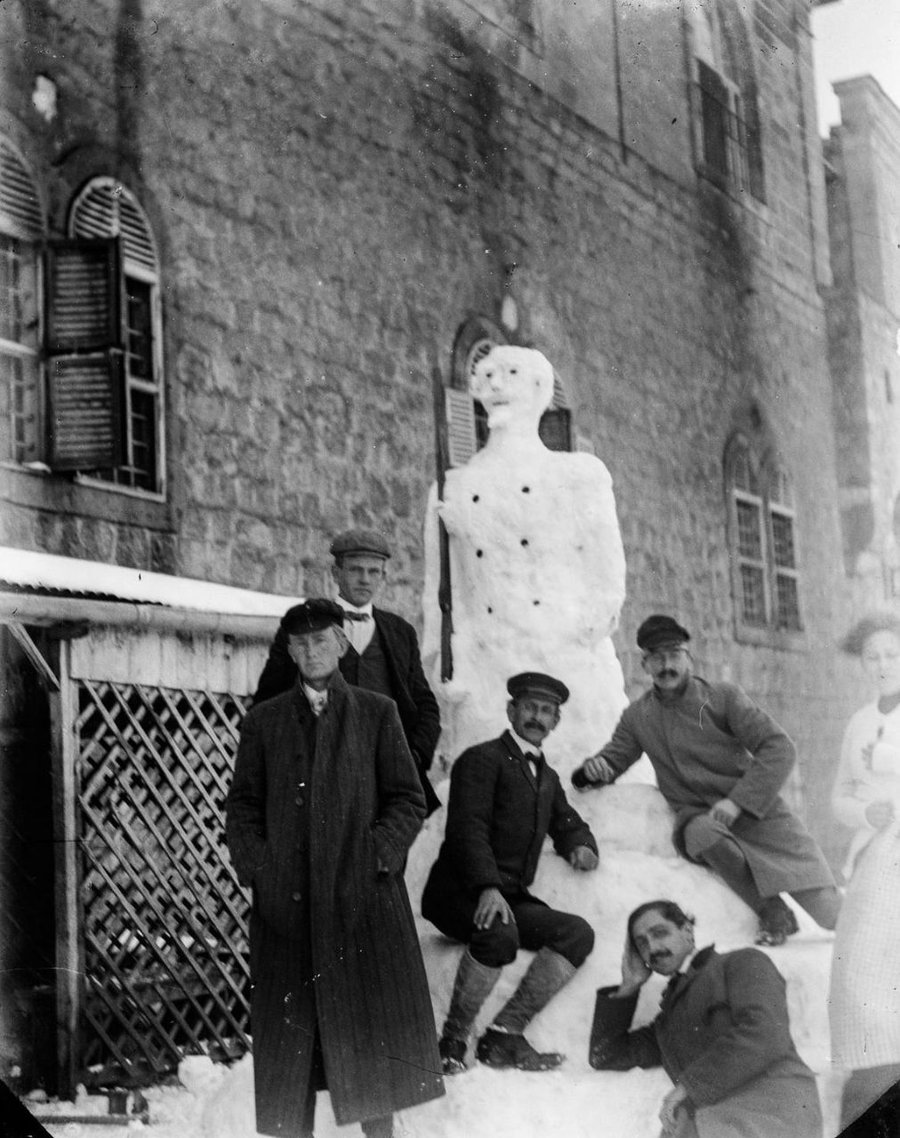 תושבי העיר העתיקה לצד בובת שלג ענקית שבנו, 1921