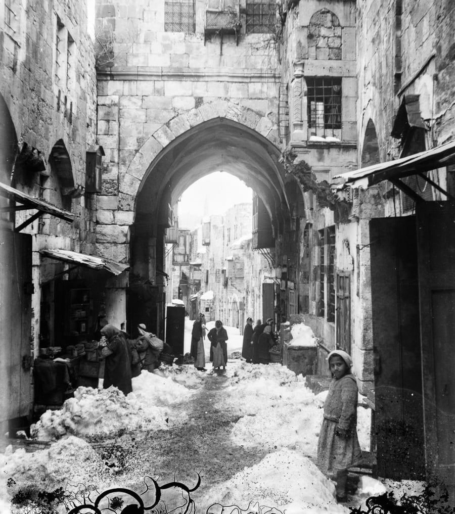 השלג נאסף לצידי הדרך בשוק הערבי בשער שכם שבירושלים, 1921