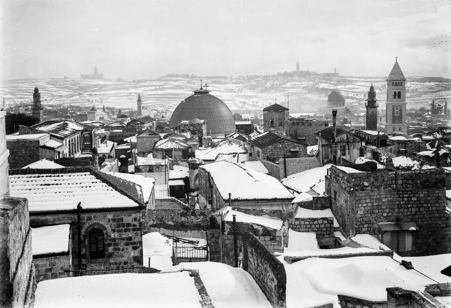 מבט על השלג הירושלמי, מאחד מגגות העיר העתיקה, 1921