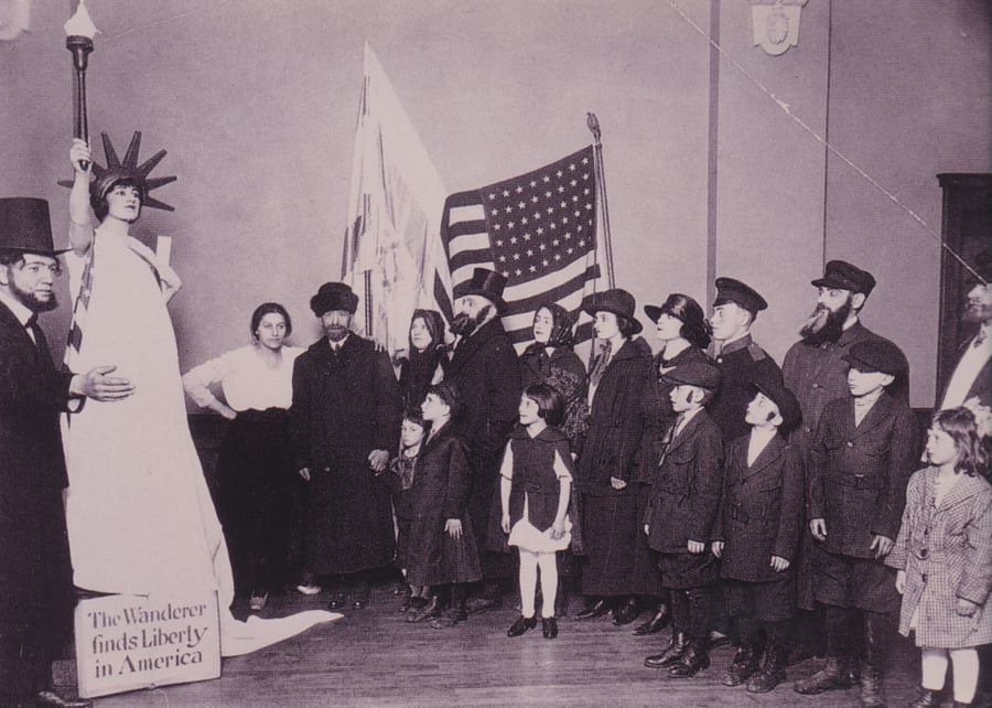 ואם כבר, גולדה כמה שנים קודם לכן, מציגה חירות אמריקנית בפסטיבל בוויסקונסין ארה"ב, 1919