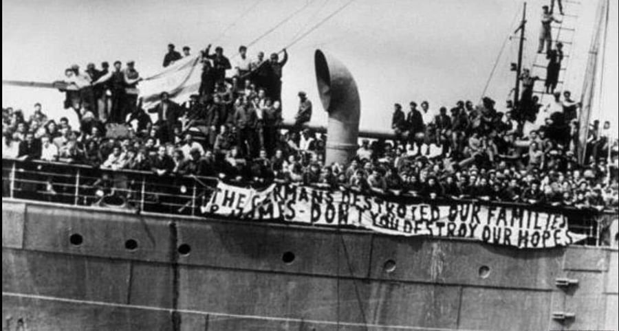 מעפילים בחופי הארץ. בשלט: 'הגרמנים הרסו את משפחותינו ובתינו, אל תהרסו את תקוותנו', 1947