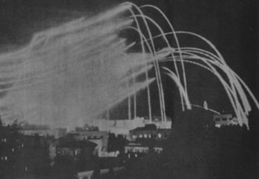 אש מירי ארטילריה ירדנית מאירה את שמי ירושלים, 1948