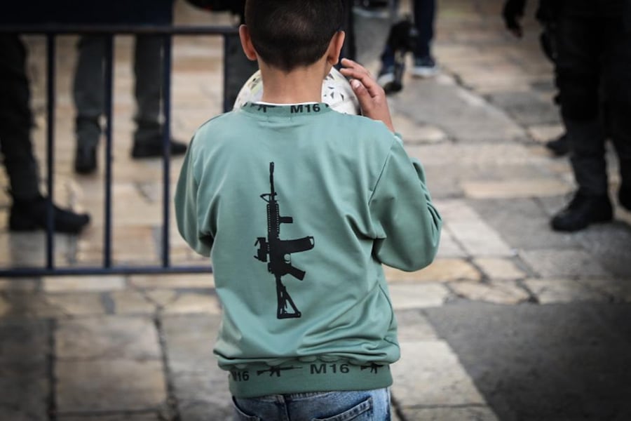 הטרנד החדש של הערבים: נשק M16 על הבגדים