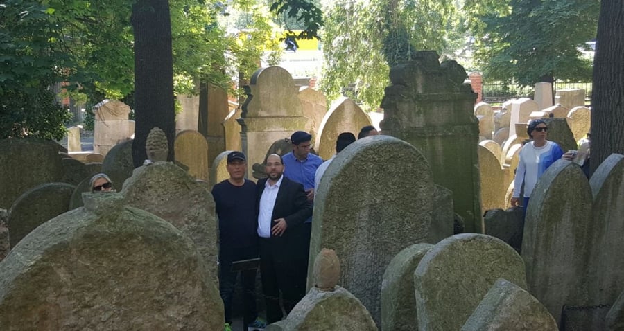 ליד קברו של ה"נודע ביהודה" בבית הקברות הישן בז'יז'קוב בפראג