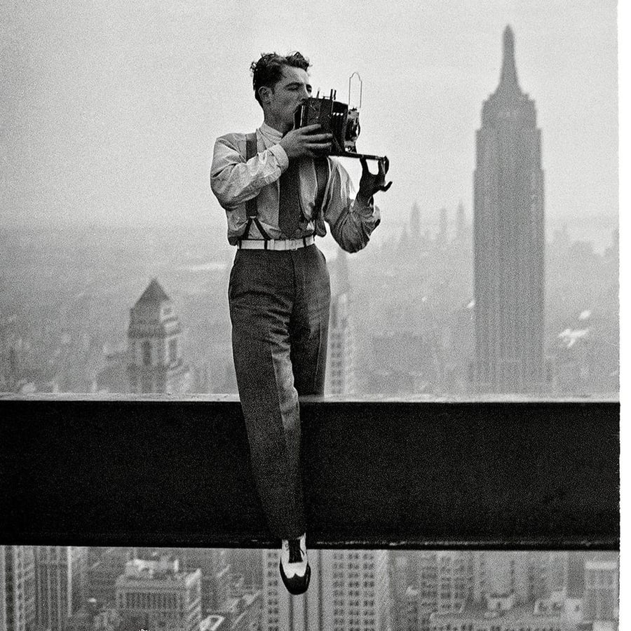 1934, ארה"ב: הצלם צ'ארלס אבטס על גג מגדל ה'אמפייר סטייט' במנהטן שהיה עוד בשלבי בנייה. התמונה שצילם, בה נראים עובדי הבנייה אוכלים צהריים על מוט התלוי בגובה עצום, התפרסמה מאד
