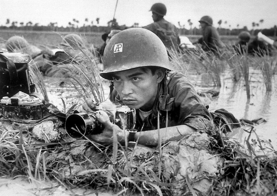1965: צלם מלחמה בוויאטנם ממוקם בשדה אורז, כחודש לפני שנהרג