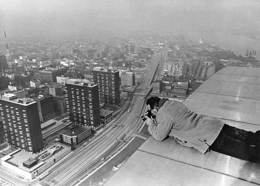ארה"ב, 1967: צלם עיתונות מצלם את העיר סט. לואיס מלמעלה, כשהוא ממוקם על קשת ענק בגובה 192 מטרים שנבנתה באותה תקופה