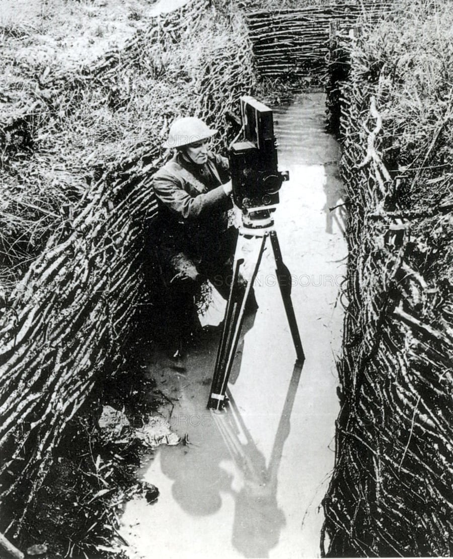 מלחמת העולם הראשונה: צלם מלחמה אמריקני מסדר את המצלמה בתוך תעלת מסתור