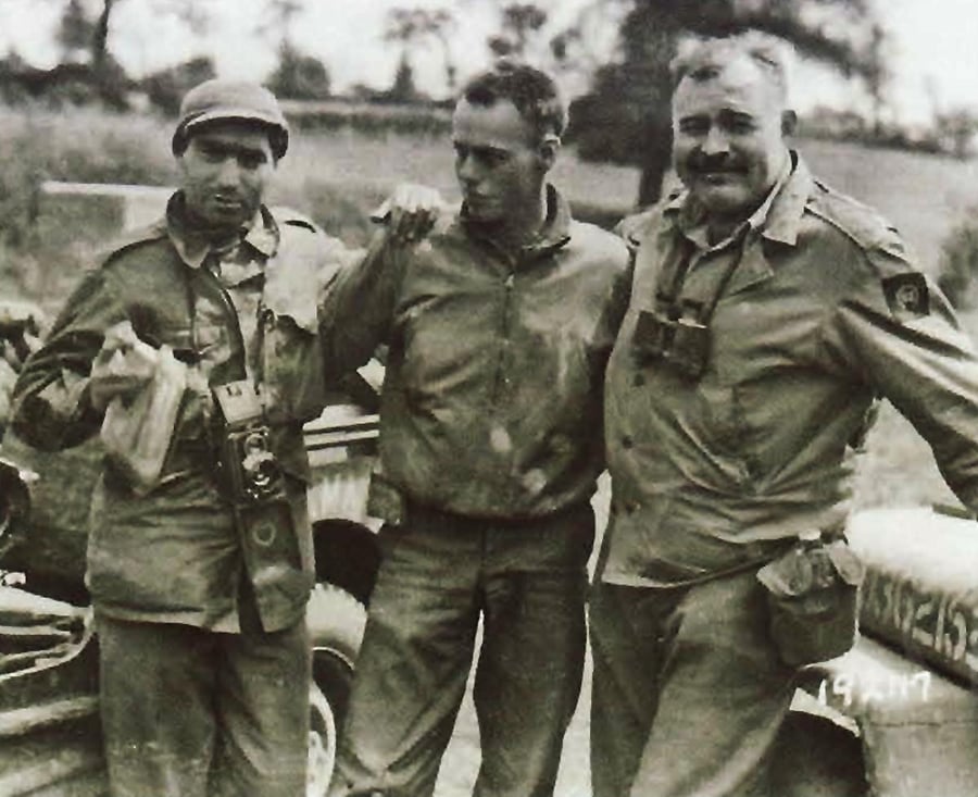 1944, צרפת: צלמי עיתונות אמריקנים התלוו לנהג ג'יפ צבאי מחטיבת השריון ה-2, ותיעדו את ה'כיבוש הגדול בהיסטוריה' ואת 'מבצע קוברה'