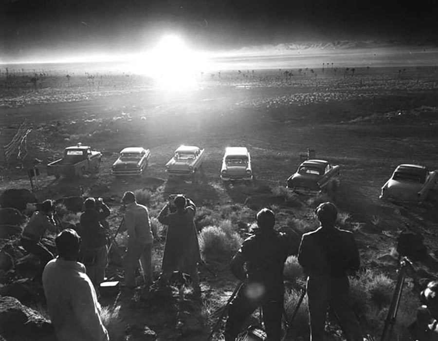 1952, ארה"ב: עיתונאים וצלמים מתעדים פיצוץ גרעיני במתחם הניסויים במדינת נבאדה