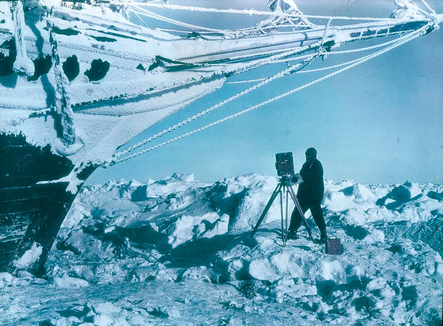 1915, אנטארקטיקה: הצלם פרנק הארלי מתעד את מסע ההישרדות של ארנסט שאקלטון ליבשת הקרח, שמאוחר יותר הפך לסרט תיעודי