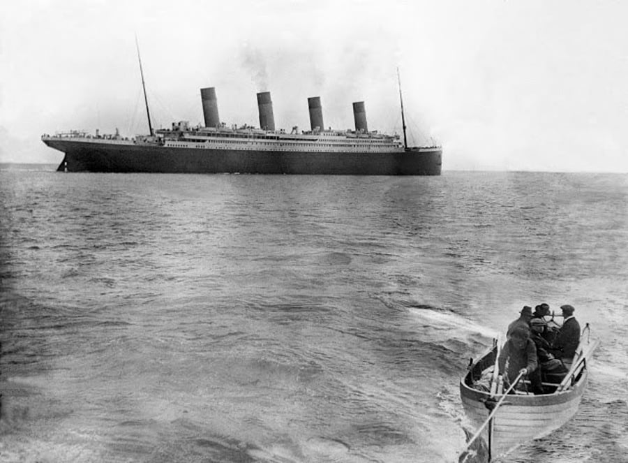 1912, האוקיינוס האטלנטי: התמונה האחרונה של הטיטאניק מעל פני הים. צולם על ידי נוסע בסירה מלווה