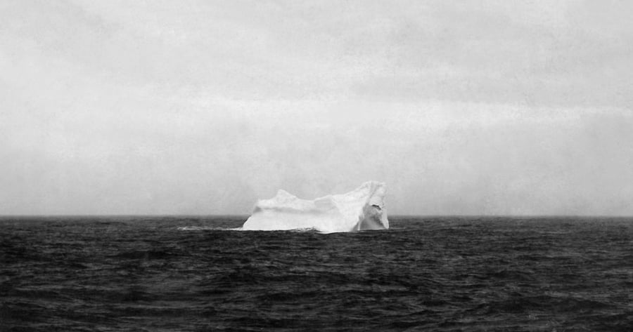 1912, האוקיינוס האטלנטי: הקרחון שאחראי, ככל הנראה, לטביעת הטיטאניק. צולם מספינה שעברה סמוך לזירת הטביעה, שנוסעיה ראו גם מאות גופות וחפצים שונים