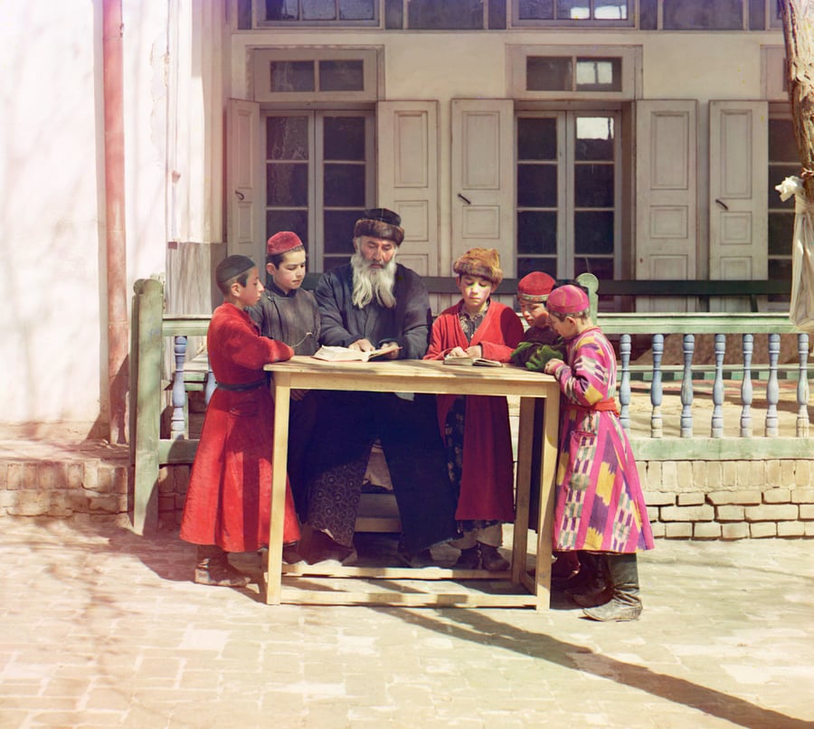 1909, רוסיה: מלמד יהודי עם תלמידיו בסמרקנד. מתוך אוסף תמונות צבע של הצלם סרגיי מיכאלוביץ, שתיעד את המדינה באותה תקופה