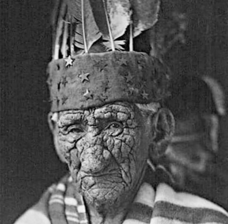 1920, ארה"ב: הצ'יף האינדיאני ג'ון סמית, שנודע כאדם המבוגר בעולם - בן 137