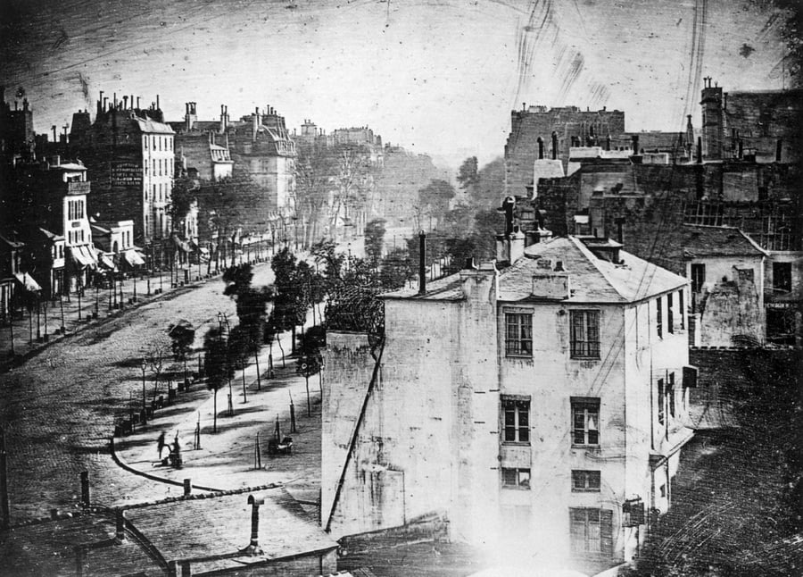 1838, צרפת: זו התמונה הראשונה שידועה לנו שבה מופיע אדם. ניתן לראותו על המדרכה בפריז, מקבל צחצוח נעליים
