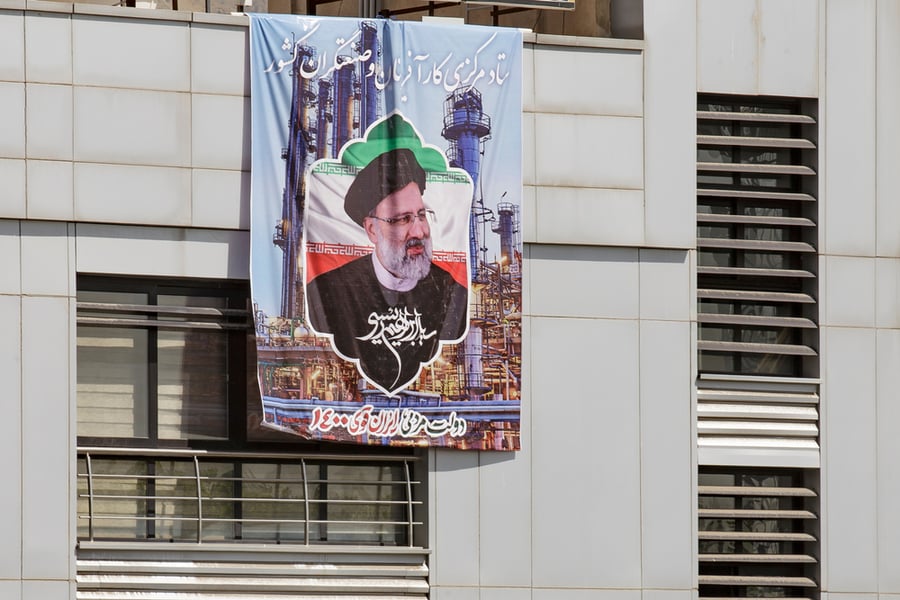תמונת נשיא איראן ראיסי ברחובות טהרן