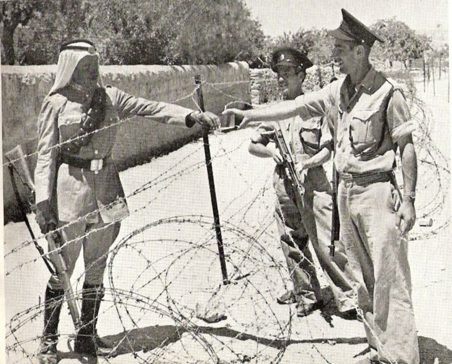 מפגש בין שוטרים ישראלים ללגיונר ירדני על הקו העירוני, סמוך לשער מנדלבאום. 1950 לערך